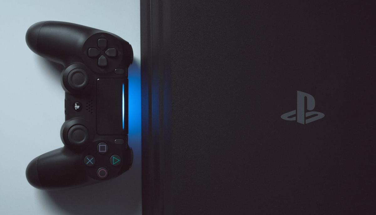 An image showing the PlayStation 4 console and its hardware specifications.